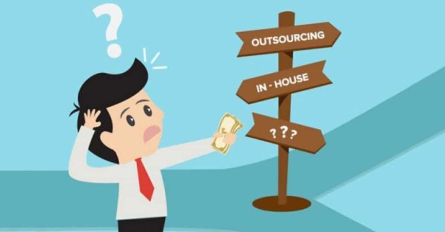 Procurement Insourcing vs Outsourcin